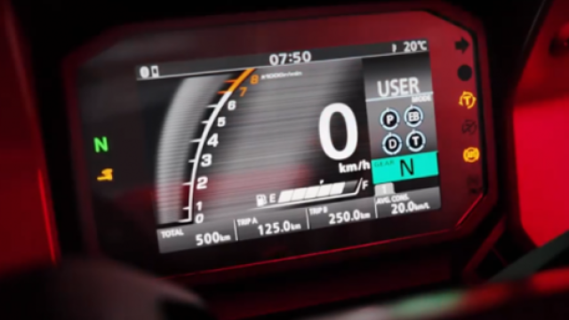 Un frame del video mostra lo schermo Tft a colori rivelando quattro modalità di guida