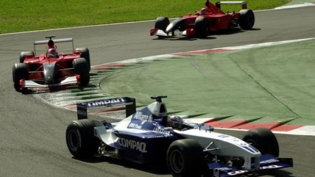 Montoya su Williams in testa al GP Italia 2001. Ap
