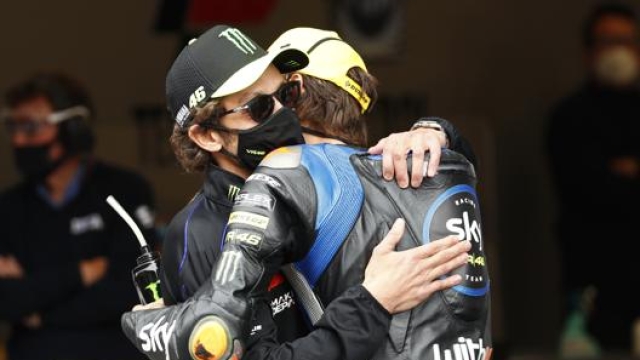 L’abbraccio di Marini con Valentino Rossi dopo la vittoria. Ap