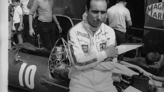 Tino Brambilla (1934-2020) accanto alla Ferrari di F.1 del 1969
