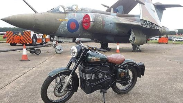 La Photon ritratta assieme a un Blackburn Buccaneer, aereo d’attacco britannico della Guerra Fredda