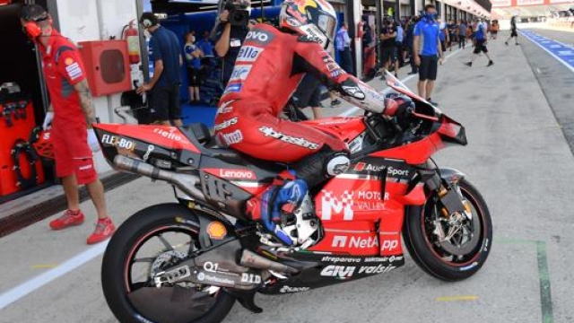Andrea Dovizioso con il logo Motor Valley sulla carena della sua Ducati