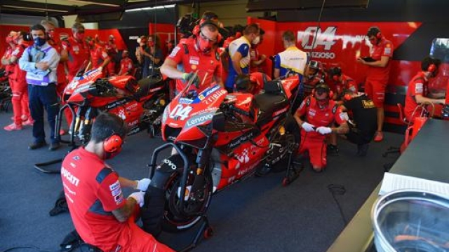 Il team Ducati al lavoro sulla moto di Dovizioso durante le prove libere 1