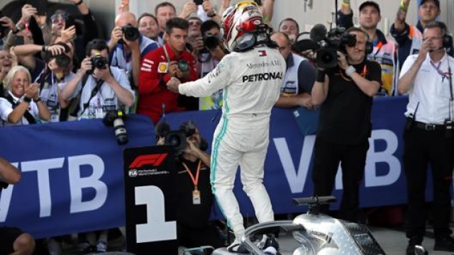 Lewis Hamilton festeggia il successo a Sochi 2019. Epa