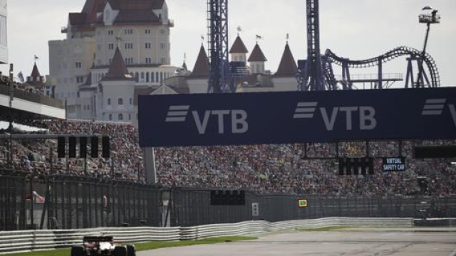 Vettel con lo sfondo delle montagne russe. Ap