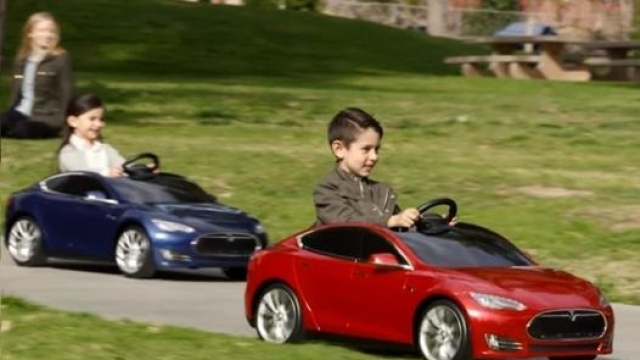 La mini Tesla Model S con le batterie agli ioni di litio acquistabile per quasi 500 dollari