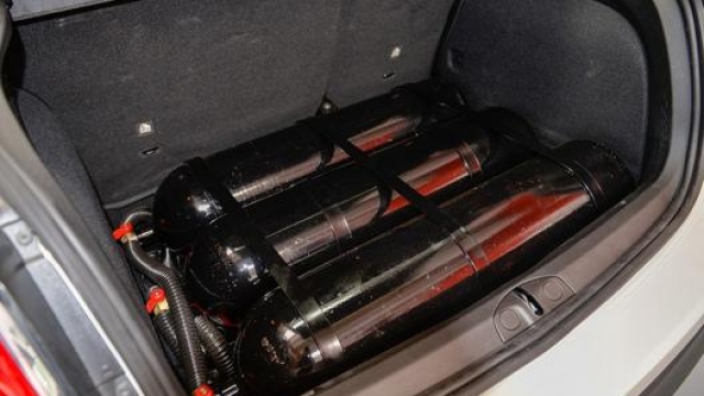 Sotto il piano di carico sono state installate 3 bombole per una carica di metano corrispondente a circa 14 kg