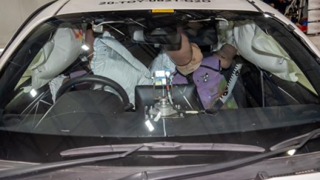Gli interni della Toyota Yaris dopo il crash test. Foto: Euro NCap