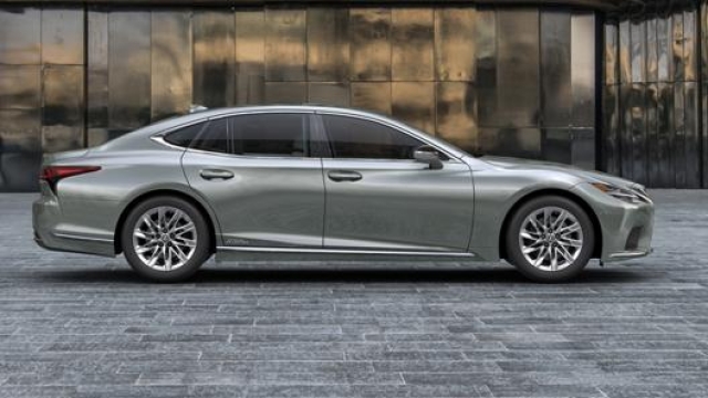 La Lexus LS al lancio sarà disponibile in due allestimenti: Executive e Luxury