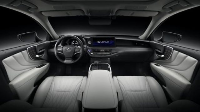 Gli interni della Lexus LS sono realizzati secondo due antiche competenze giapponesi Nishijin e Haku