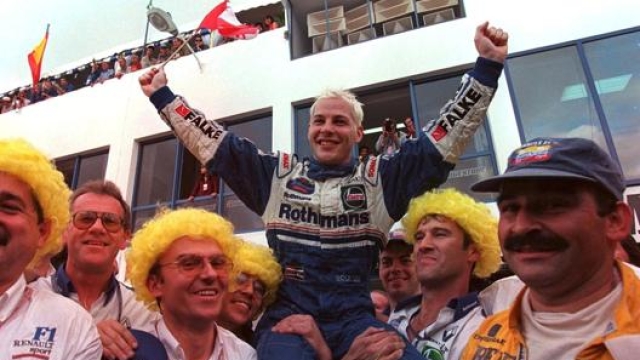 Jacques Villeneuve in trionfo dopo la conquista del Mondiale 1997, ultimo titolo iridato della Williams. Getty