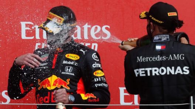 Verstappen e Hamilton sul podio di Silverstone. Afp