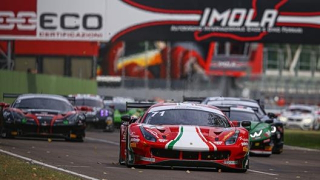 Ferrari e Lamborghini hanno dominato l’ultima tappa del campionato italiano GTE ad Imola.