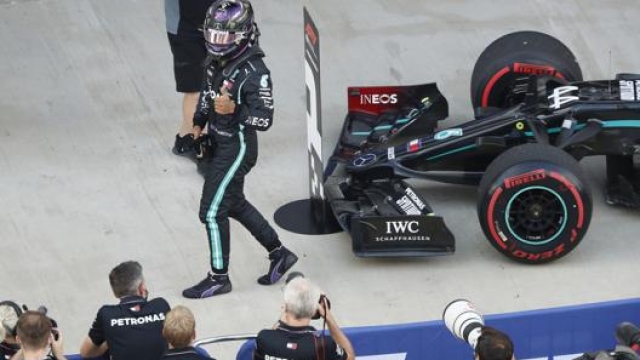 Lewis Hamilton saluta il team dopo la pole a Sochi. Lapresse