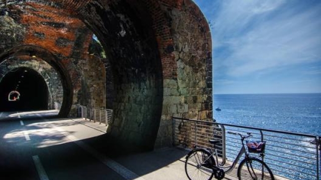 Un suggestivo tratto della pista ciclopedonale sulla Riviera di Levante in Liguria. Pagina Facebook “Ciclopedonale Maremonti”/N. Bellandi