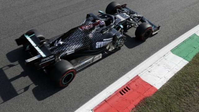 Lewis Hamilton in azione con la Mercedes a Monza. Ap