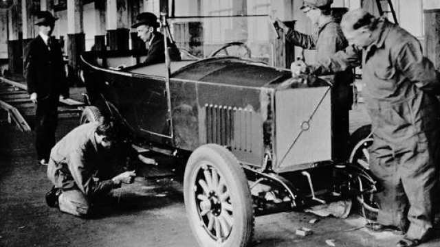 L’assemblaggio del primo modello Volvo nel 1927: l’OV4, prodotta originariamente solo come cabriolet