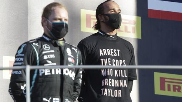 Da sinistra Valtteri Bottas e Lewis Hamilton sul podio. Ap