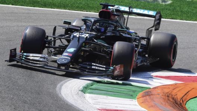 Lewis Hamilton in azione a Monza. Epa