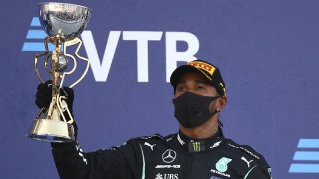 Lewis Hamilton, 35 ani, 6 volte iridato, sul podio di Sochi dove è finito terzo dietro Bottas e Verstappen per una penalizzazione AP