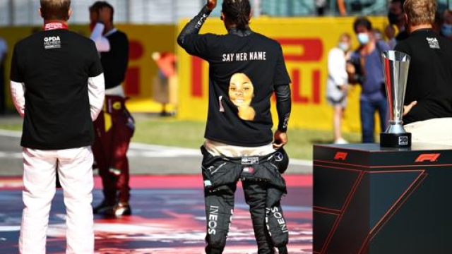 Lewis Hamilton con la maglietta per Breonna Taylor