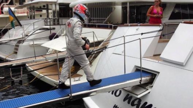 Gran Premio di Monaco 2006: dopo aver cotto il motore Kimi si dirige verso il suo yacht