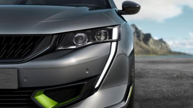 Minigonne, carreggiata allargata e dettagli in verde per la nuova 508 Sport Engineered