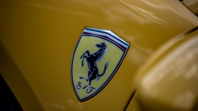 Il logo Ferrari: al cavallino nero di Baracca venne aggiunto lo scudetto con fondo giallo e le lettere S e F (Scuderia Ferrari)