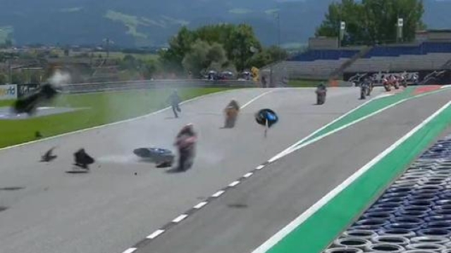 Le terribili immagini dell'incidente in Moto2 in Austria