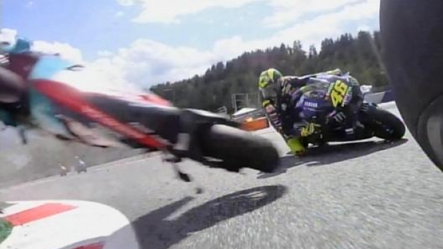 La moto di Morbidelli che sfiora la Yamaha di Rossi dopo la carambola. Sky Sport