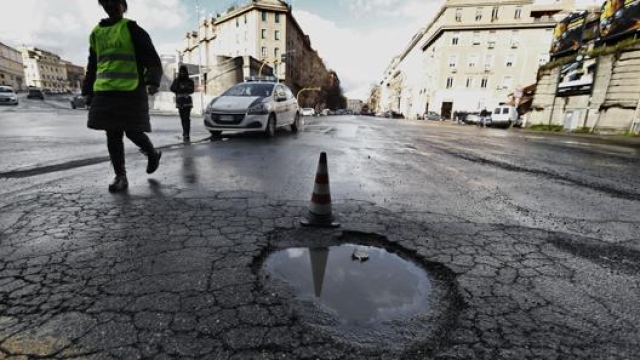 Tante le strade in tutta Italia che hanno bisogno di lavori. Qui una buca a Roma. LaPresse