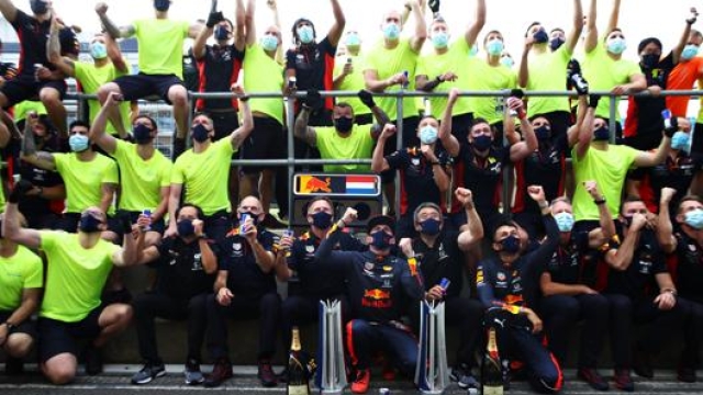 La festa del team Red Bull dopo la vittoria a Silverstone. Getty