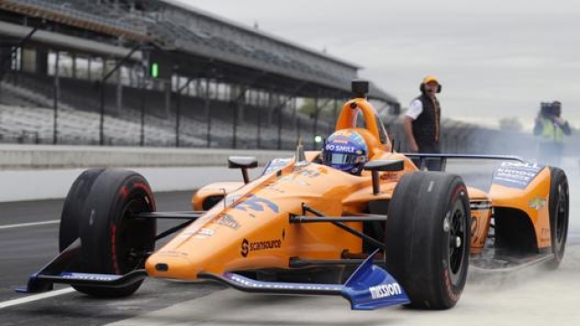 Alonso sulla McLaren durante le prove a Indianapolis nell’aprile 2019. Ap