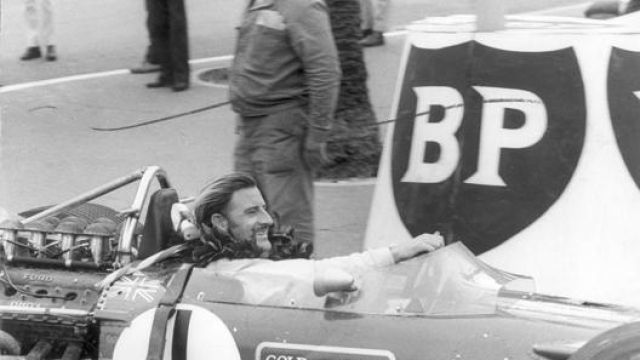 Graham Hill sulla Lotus con cui vinse il Mondiale F.1 1968. Rcs