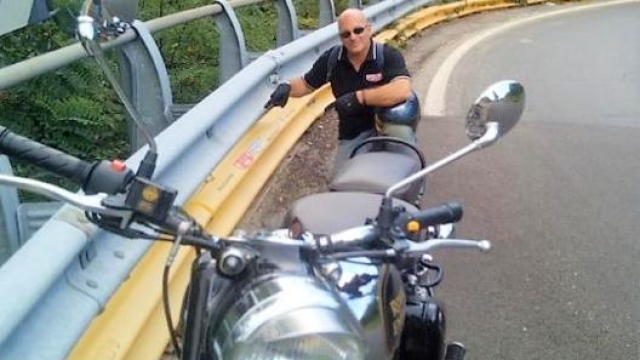 Da tempo l’ex divo è testimonial per la sicurezza in moto: in primo piano i guard-rail salva motociclisti