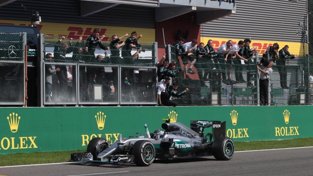 Nico Rosberg taglia il traguardo per primo con la sua Mercedes nel 2016. LaPresse