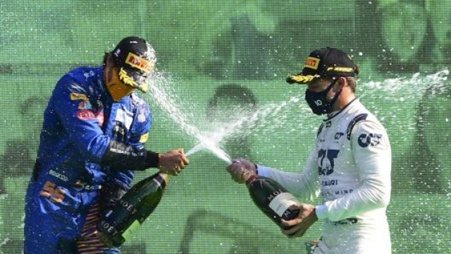 Carlos Sainz e Pierre Gasly sul podio di Monza. Epa