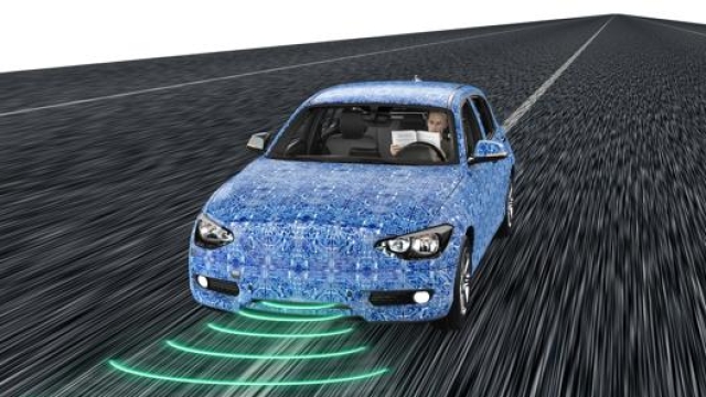 Simulazione a computer di un’auto con guida autonoma su strada