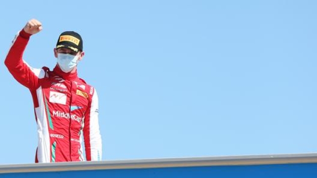 Arthur Leclerc sale sul gradino più alto del podio in Gara1 a Le Castellet. Pellegrini