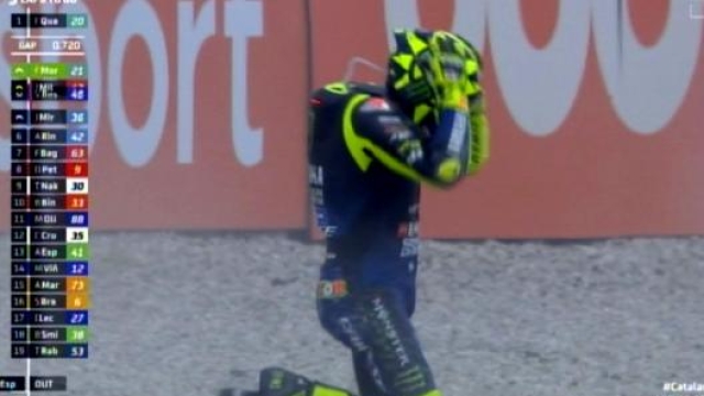 Valentino Rossi si dispera per la caduta a 9 giri dal termine, mentre era 2°. Ansa