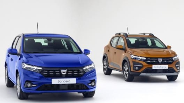 Design più filante e fari a Led: in blu la Dacia Sandero, in arancione la Dacia Sandero Stepway