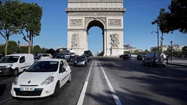 Psa, Renault e Bmw-Daimler si contendono la piazza di Parigi per il car-sharing. Afp