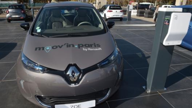 Una Renault Zoe in car sharing. Il nome del servizio p cambiato da Moov’in Paris a un più semplice Zity. Afp