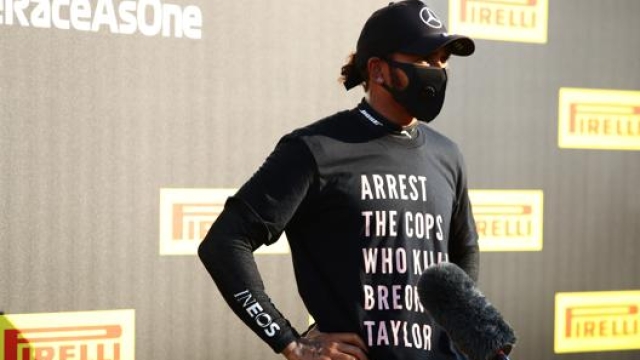 Lewis Hamilton, 35 anni, ieri durante l’intervista post-gara con la maglietta che ora fa discutere. Getty Images