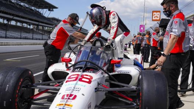 Marco Andretti si cala nell’abitacolo della sua Dallara Honda a Indy. Ap
