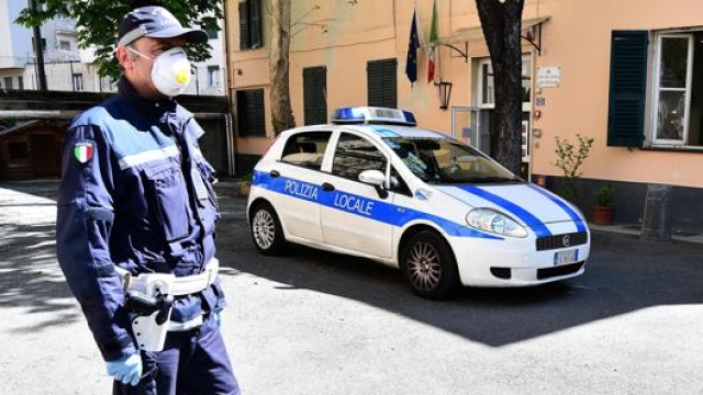 Un controllo della polizia locale a Genova. Ansa
