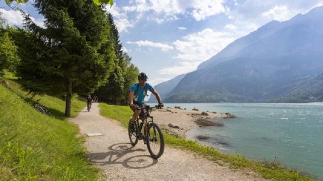 Un tratto del percorso che circonda il Lago di Molveno, in Trentino. Dolomiti Paganella Bike Days 2019