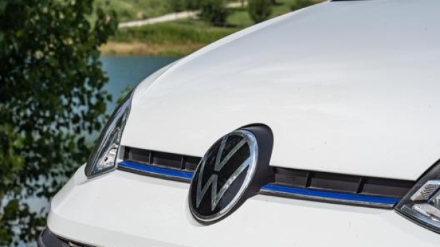 La striscia blu a sinistra e destra del logo Volkswagen significa che si tratta della versione 100% elettrica della up!