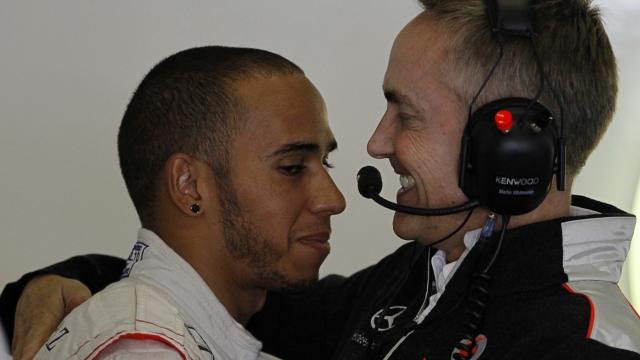 Lewis Hamilton con l’allora team principal della McLaren, martin Whitmarsh nel GP di Cina 2012 AFP