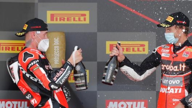 I britannici Scott Redding e Chaz Davies festeggiano sul podio di Jerez. Epa